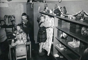 F564 Kleuterschool met kinderen Gerritsen ca 1957